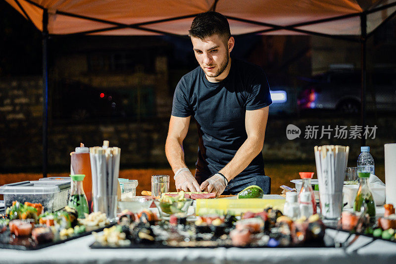 寿司大师在户外餐饮活动中准备日本传统寿司