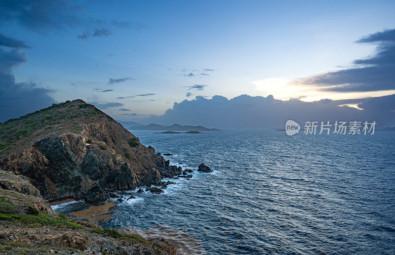 在美属维尔京群岛的热带加勒比海圣约翰岛上，从羊头峰俯瞰美丽幽静的盐池海滩的充满活力的日出