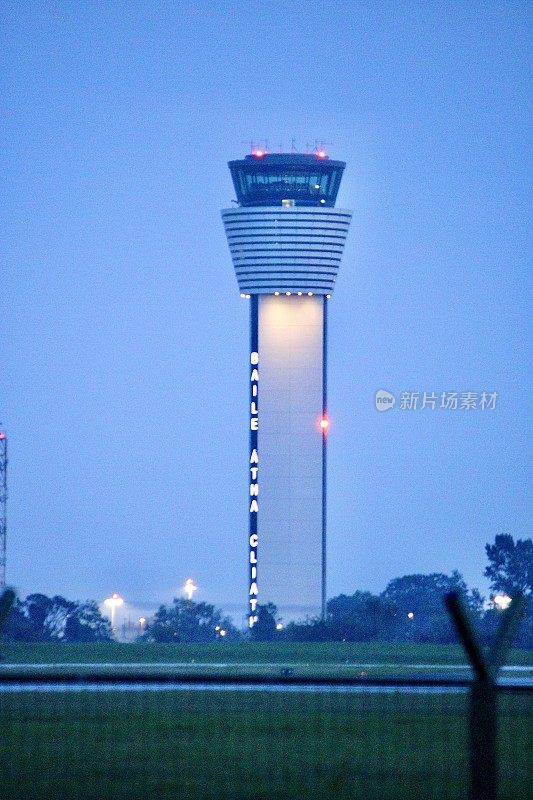 都柏林机场控制塔对着天空