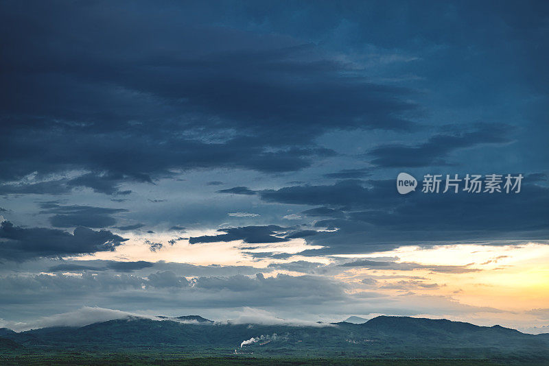 暴风雨后多云的天空下的山