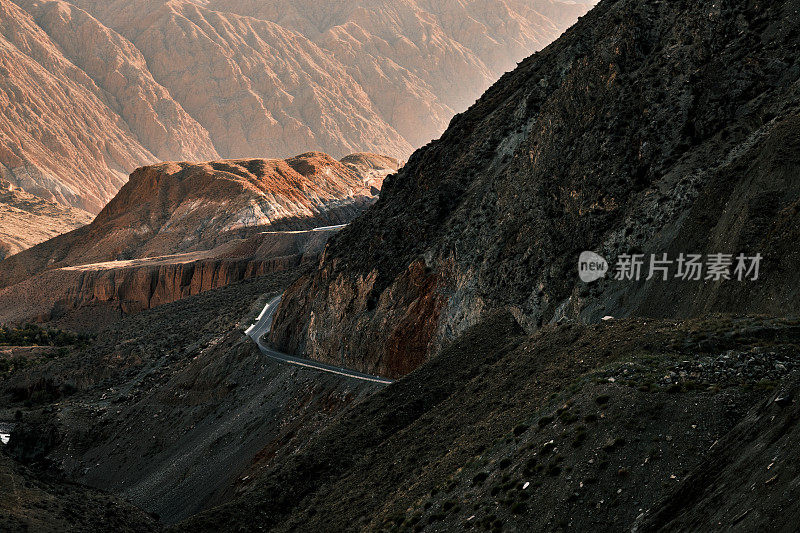 山脉之上是蜿蜒曲折的天山山路