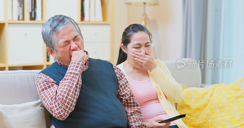 老夫妇看电视