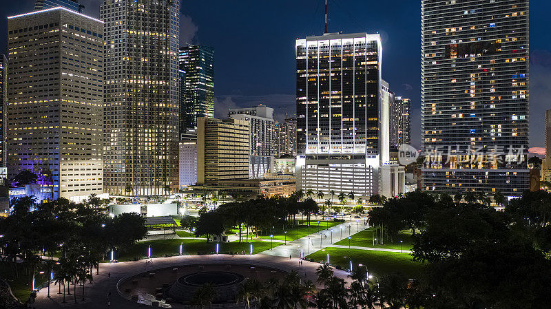 夜景海湾公园的拍摄地点与佛罗里达州迈阿密市中心的摩天大楼相映成辉