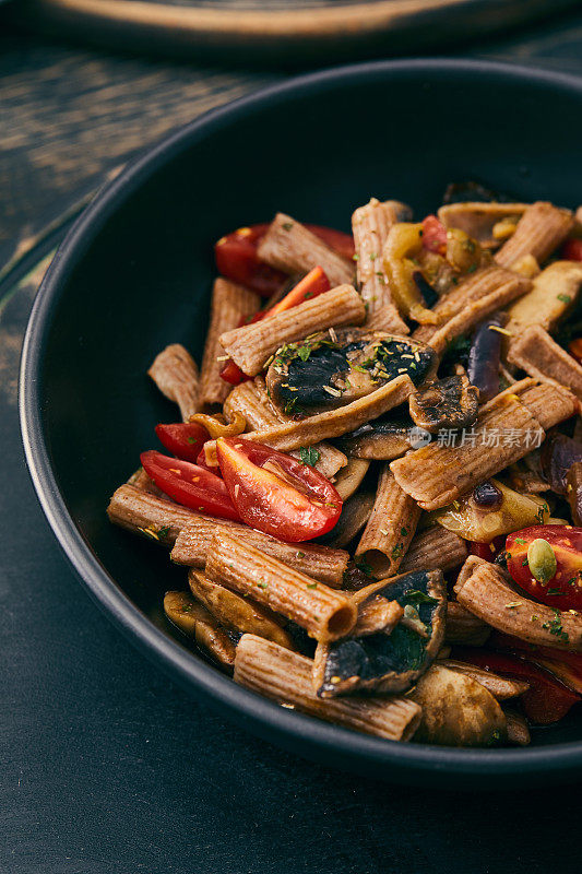 豪华蔬菜素食意大利面。街头小吃宁静:木上的素食意大利面