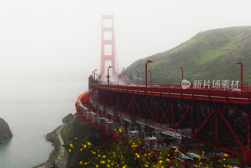 加州旧金山，晨雾中金门大桥上的汽车风景