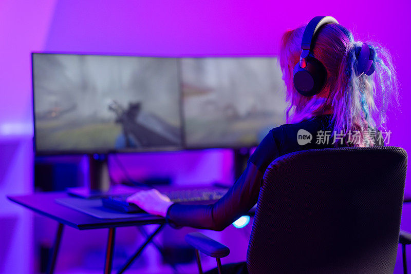 电子竞技游戏玩家女孩在PC上玩第一人称射击在线视频游戏