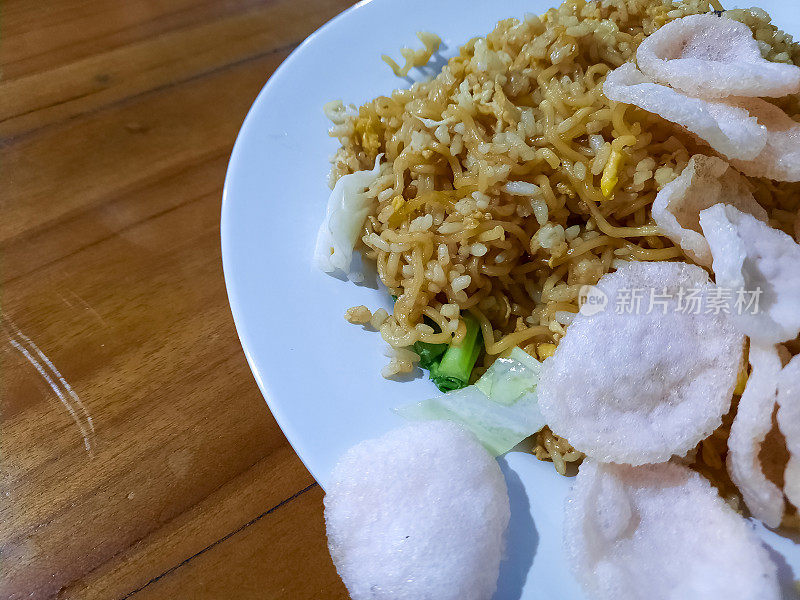 美味的炒饭配饼干和蔬菜。炒饭配饼干和蔬菜。食品菜单