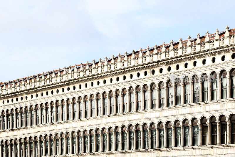 沿着圣马可广场北侧的长拱廊，被称为检察官的建筑，以前是意大利威尼斯圣马可检察官的住所和办公室
