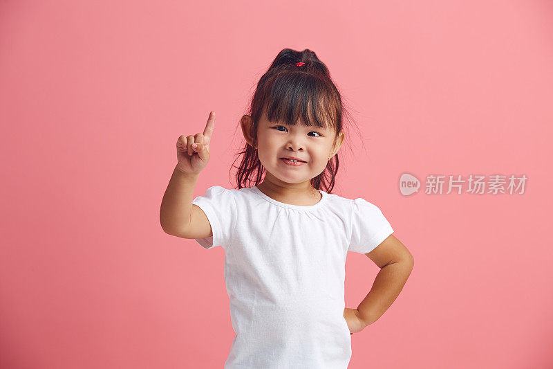 腰部以上开朗的亚洲小女孩，表情开朗，食指指向空白的文案空间，穿着白色t恤，在空白的文案空间展示，为你的推广做准备