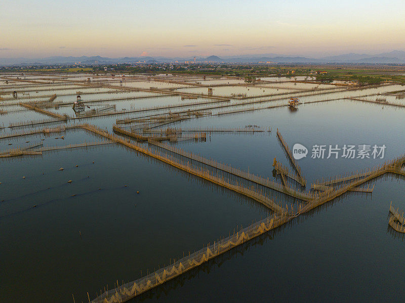 日出在曹海泻湖，潭江泻湖系统的很大一部分，顺化省