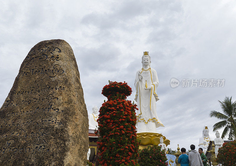 天江的南海母亲雕像是湄公河三角洲地区的一个大型精神文化项目，距离美苴市只有10公里左右。