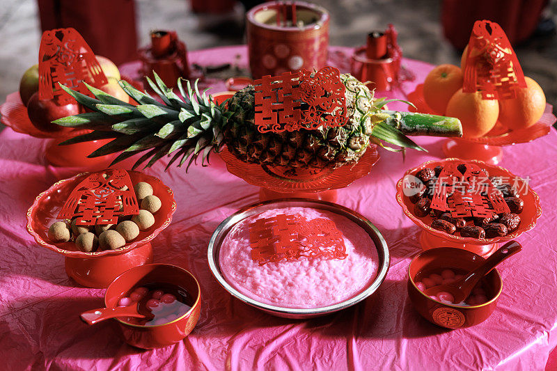 传统的中国婚礼餐桌布置，用于祈福仪式