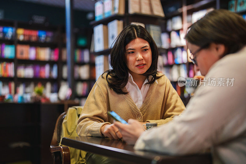 成人大学生在图书馆、书店与顾问会面。