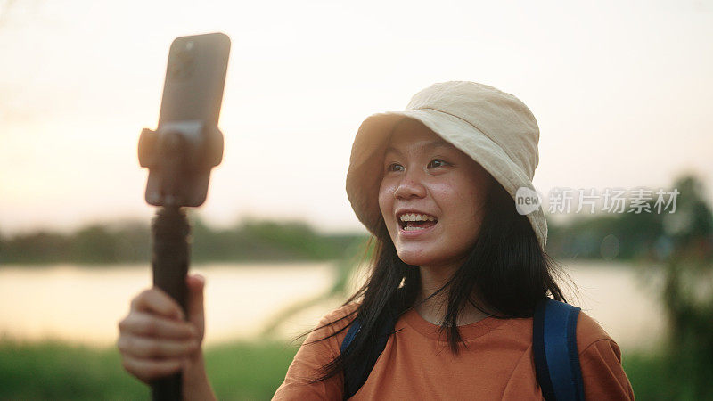 喜欢在大自然中旅行的网红女孩。