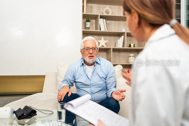 女医生在医生办公室或家中检查老年男性。老年病人和医生在病房里会诊。医药保健体检。去看医生。