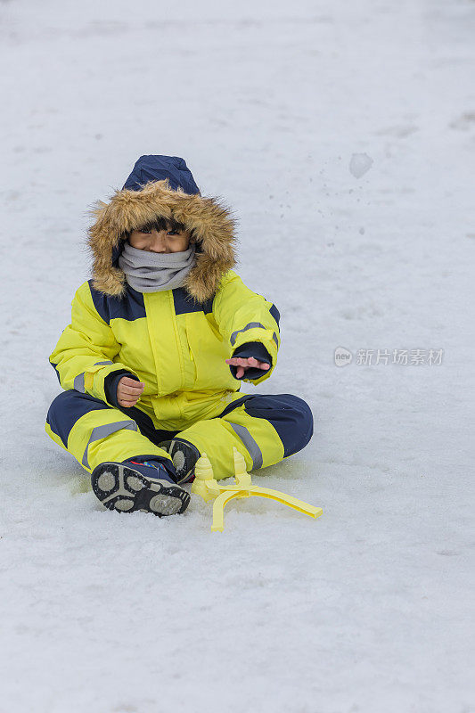 孩子们在雪中玩耍。冬天，穿着滑雪服的亚洲孩子在扔雪。快乐的童年。江原道，韩国