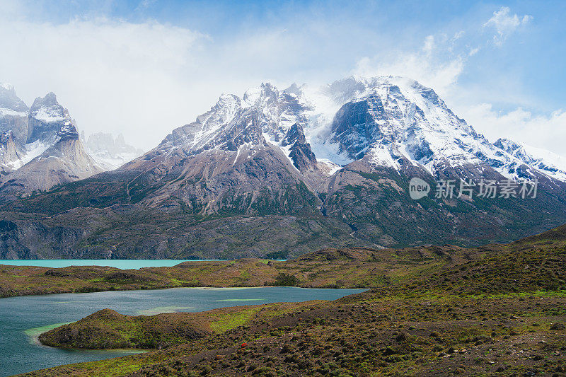 智利托雷斯·德尔·潘恩公园NordenskjÃ湖的雪山美景