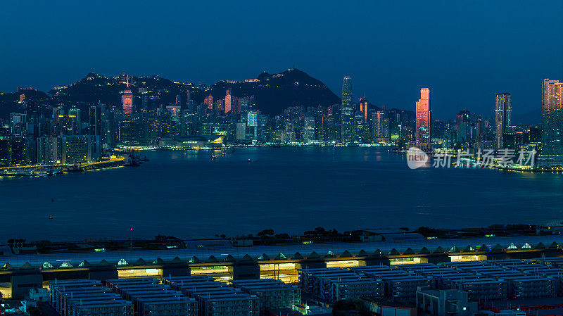 香港启德邮轮码头公园，以中环为背景