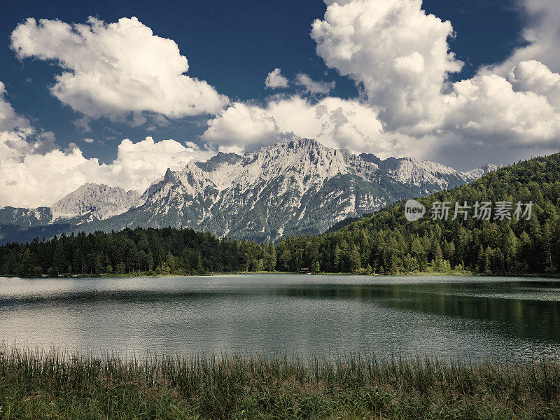 德国巴伐利亚阿尔卑斯山Mittenwald的Lautersee湖