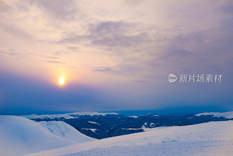 美妙的冬季夜景。