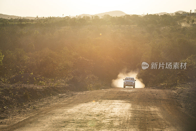 越野车在尘土飞扬的乡村公路上加速奔向巴西博尼托山上