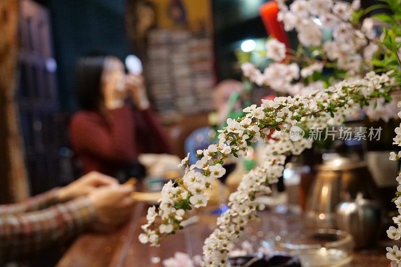 在鲜花旁放松的日本女人