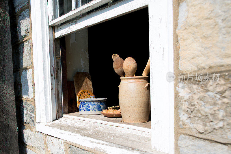 窗台上放着有100年历史的餐具。