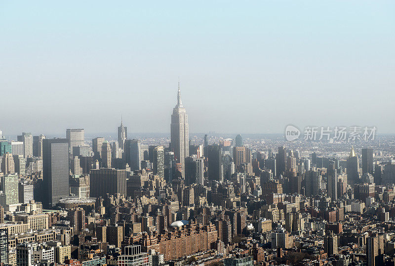 空中俯瞰帝国大厦在曼哈顿中城，纽约市通过直升机