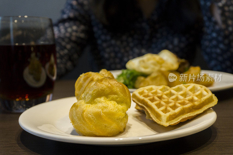 在家做华夫饼和泡芙，在桌上吃早餐