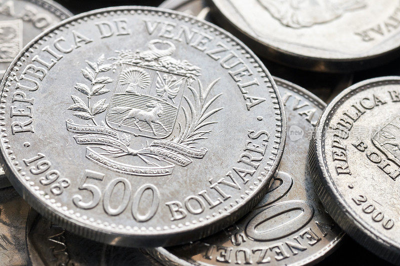 委内瑞拉玻利瓦尔硬币的极端特写图片。