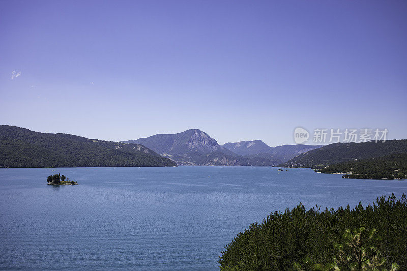 带教堂的山湖