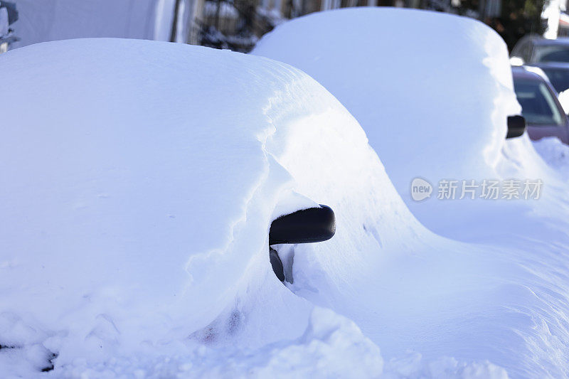 蒙特利尔的街道，汽车被雪覆盖