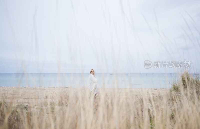 年轻女子在海滩上放松