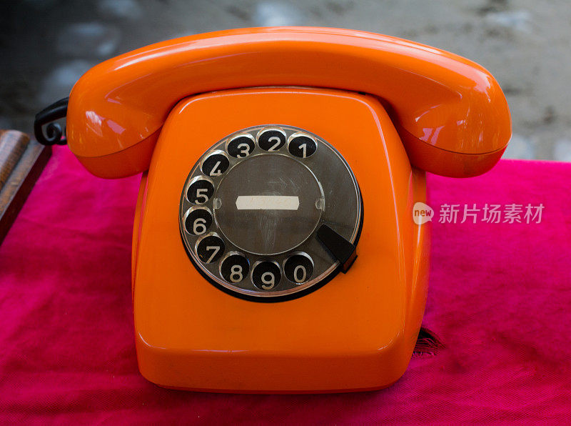 老式橙色塑料电话跳蚤市场