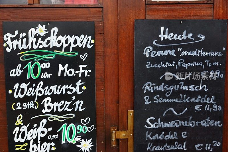 慕尼黑啤酒节的早餐菜单上有香肠和啤酒。慕尼黑,巴伐利亚。