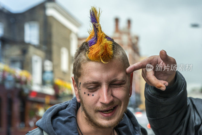 伦敦朋克现场，一个男性朋克在卡姆登洛克，伦敦，英国。