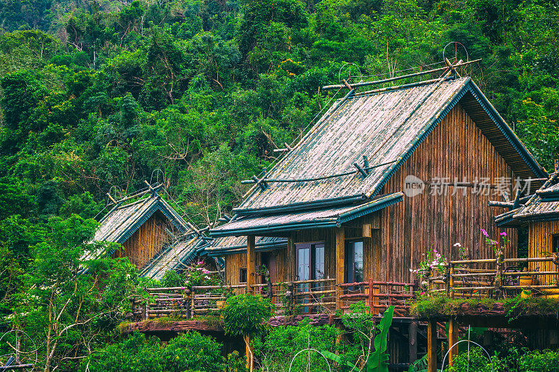 雨林中的一间竹屋。三亚里和苗寨。海南,中国。