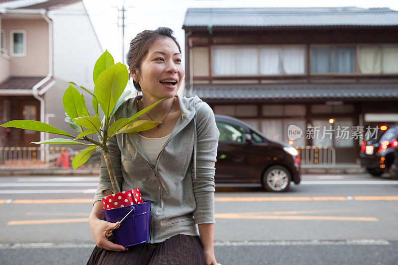 女人带着植物