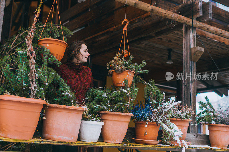 一个女人从房子的阳台上望着花园