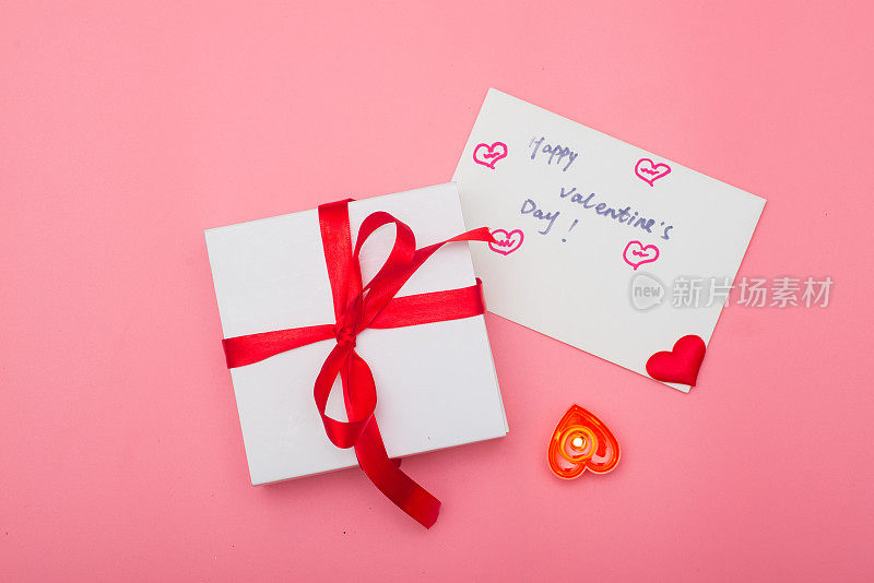 粉红色的背景是情人节贺卡和礼物