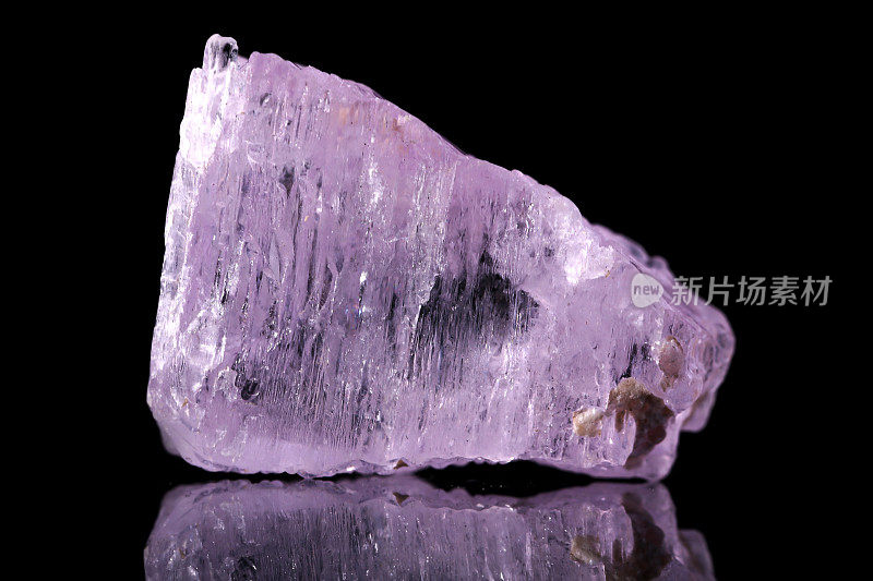滚落的kunzite(淡紫色锂辉石)宝石
