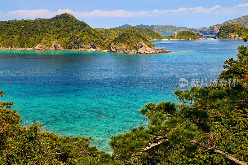 热带岛屿的泻湖景色