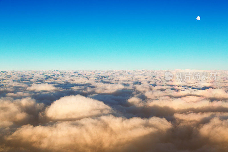 飞机上的云旅行照片