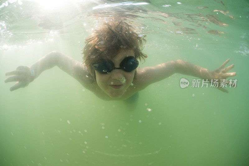 在墨西哥湾游泳的小孩
