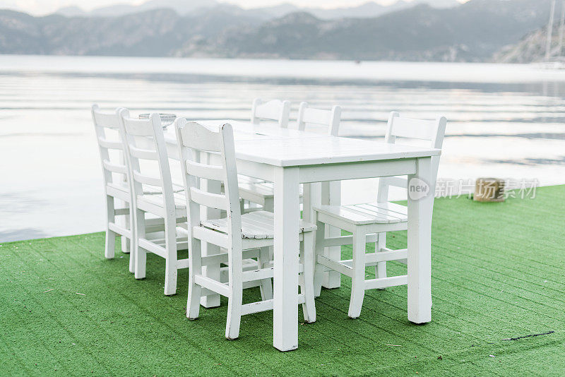海边的白色桌子和椅子