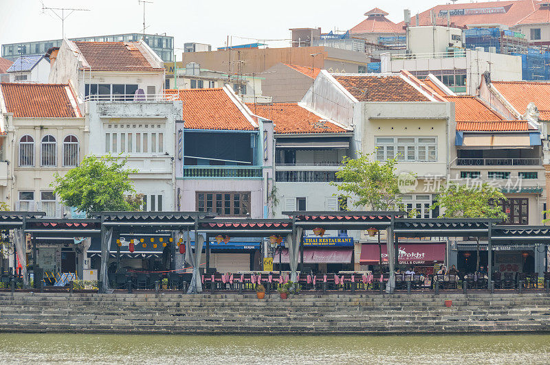 新加坡的酒吧和餐馆的码头俯瞰河流