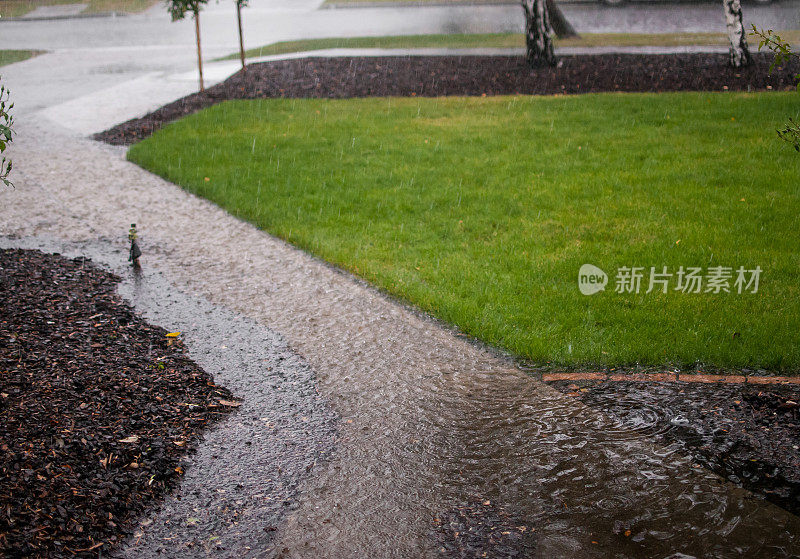 大雨造成洪水和水坑