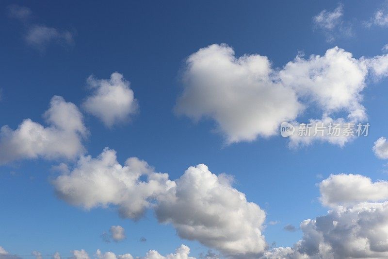 近距离观看，蓝色天空中蓬松的白云的完整画面