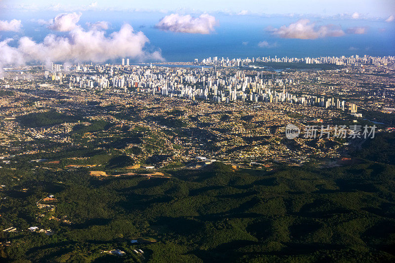 城市上空的云层。