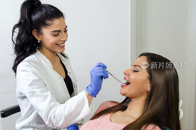 女牙医检查她的病人的牙套
